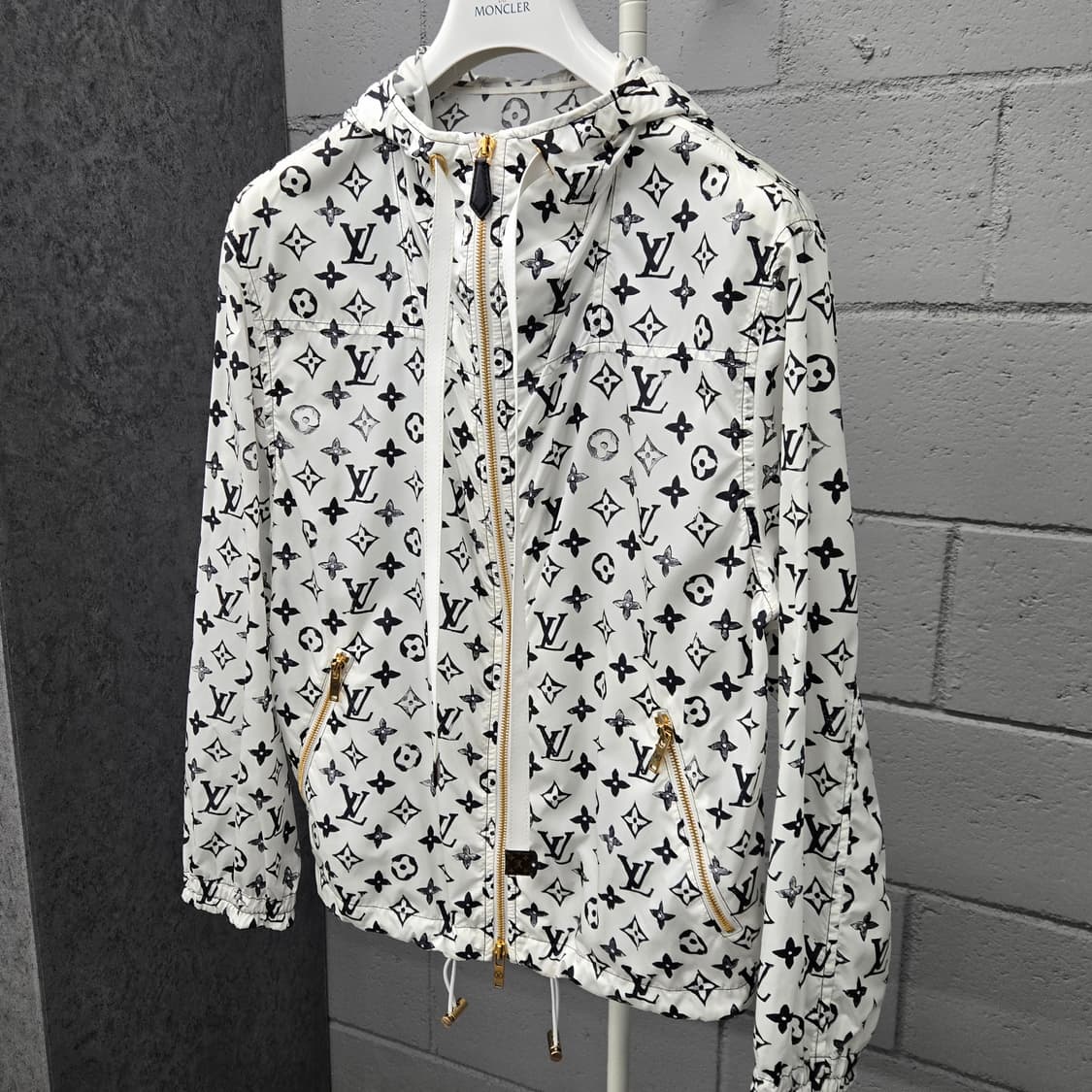 백화점판 / 루이비통 LV 모노그램 나일론 금장 바람막이 36 상품이미지1