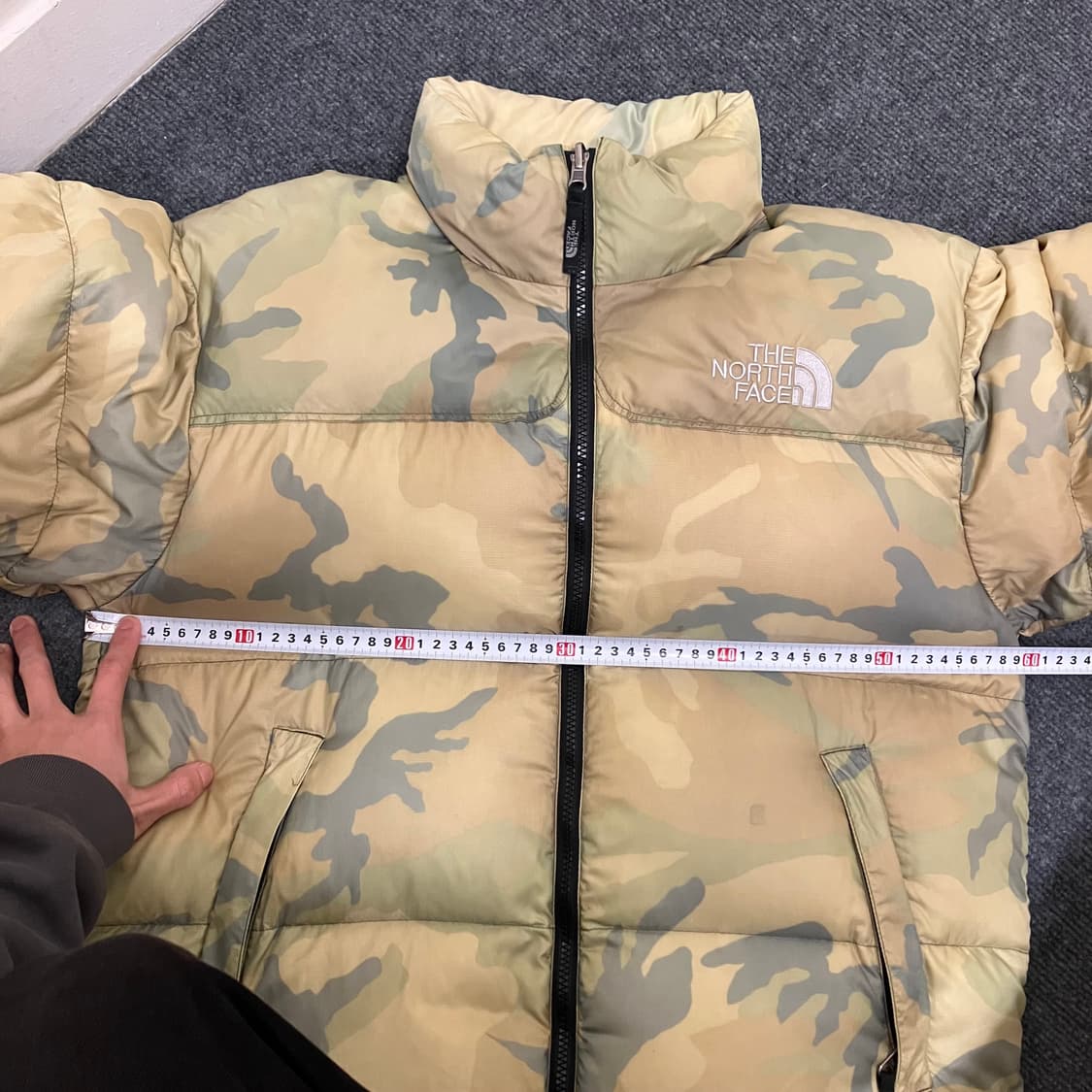 노스페이스 센터로고 카모 패딩 눕시 700 상품이미지7