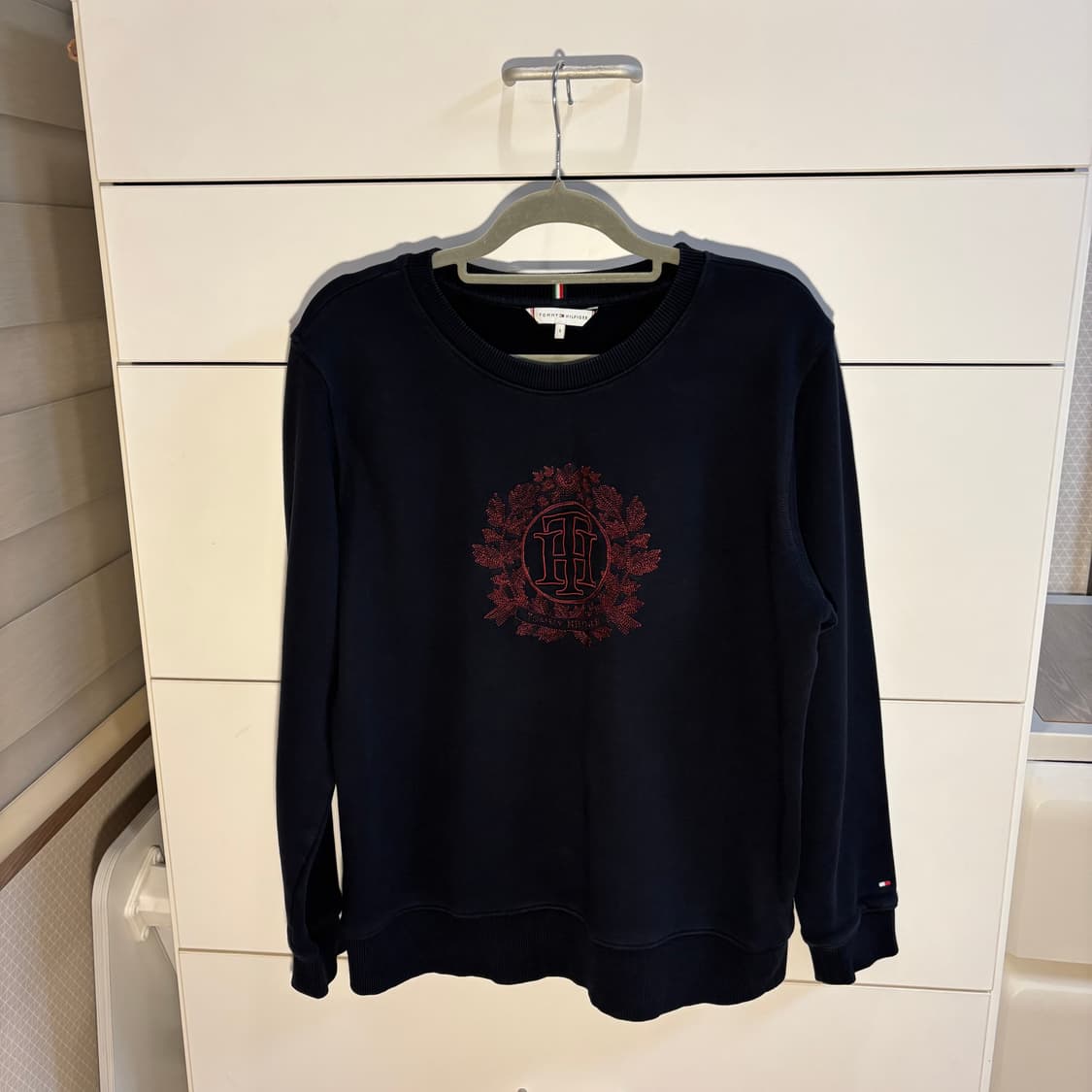 타미힐피거 네이비 버건디로고 맨투맨 상품이미지2