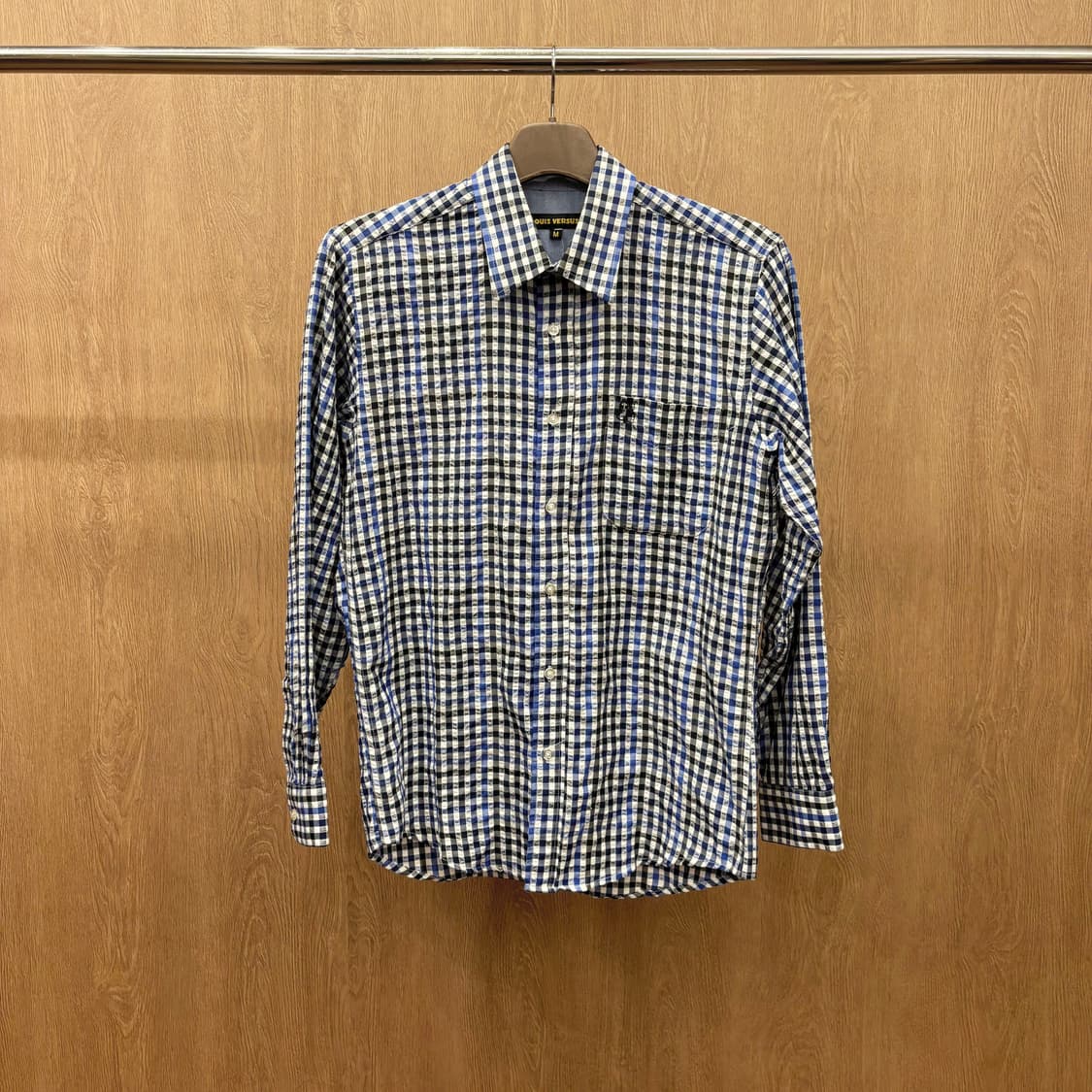 루이 버서스 긴팔 체크 셔츠 원 포켓 로고 자수 버튼 디테일 블루 네이비 상품이미지2