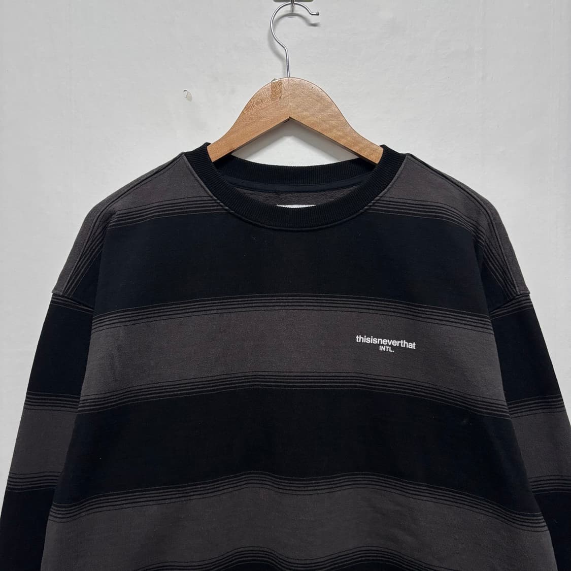 디스이즈네버댓 스트라이프 맨투맨 상품이미지2