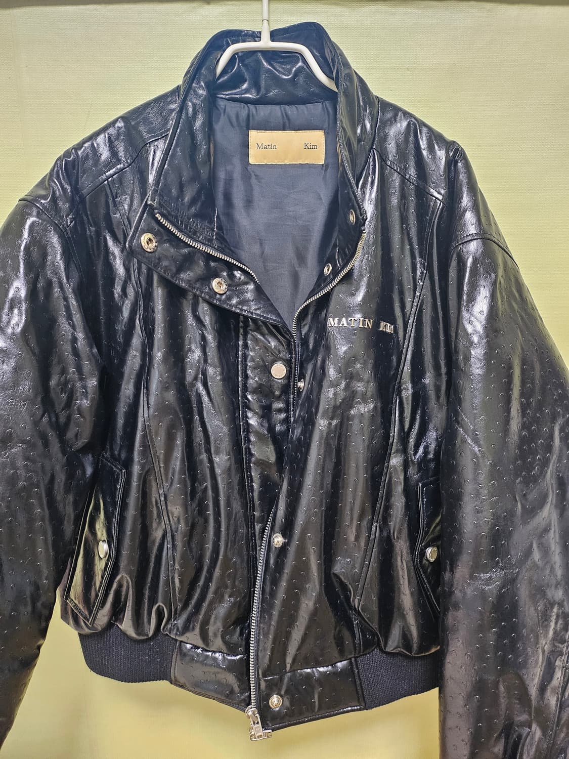 마뗑킴 유광 펀칭 레더 점퍼 상품이미지1