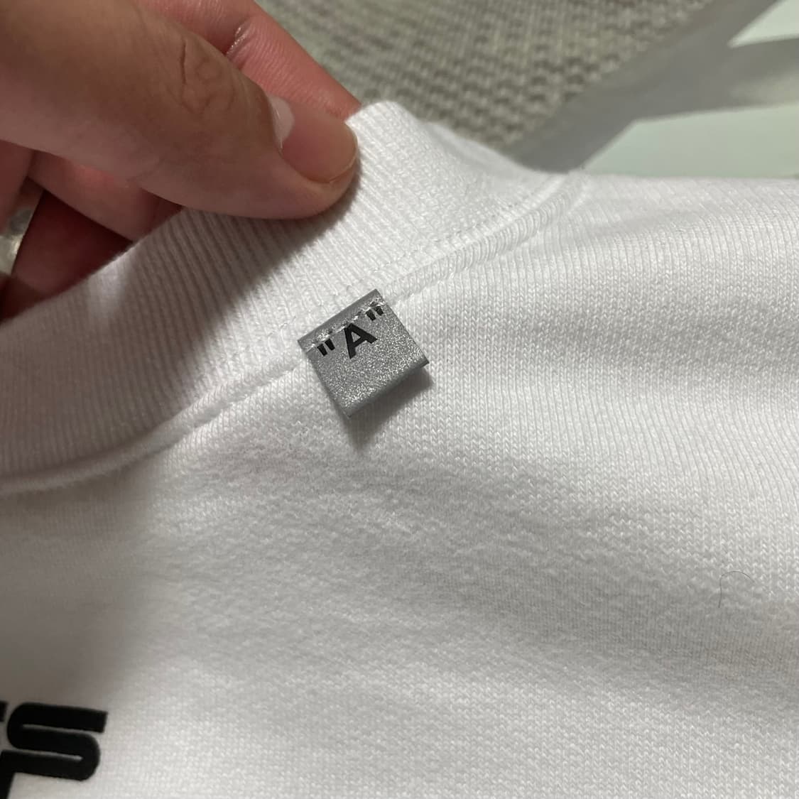 오프화이트 카라바지오 맨투맨 새제품 상품이미지6