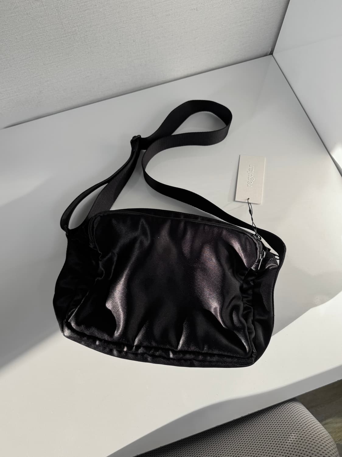 [미품] 레귤러 regular 실키 크로스백 블랙 상품이미지1