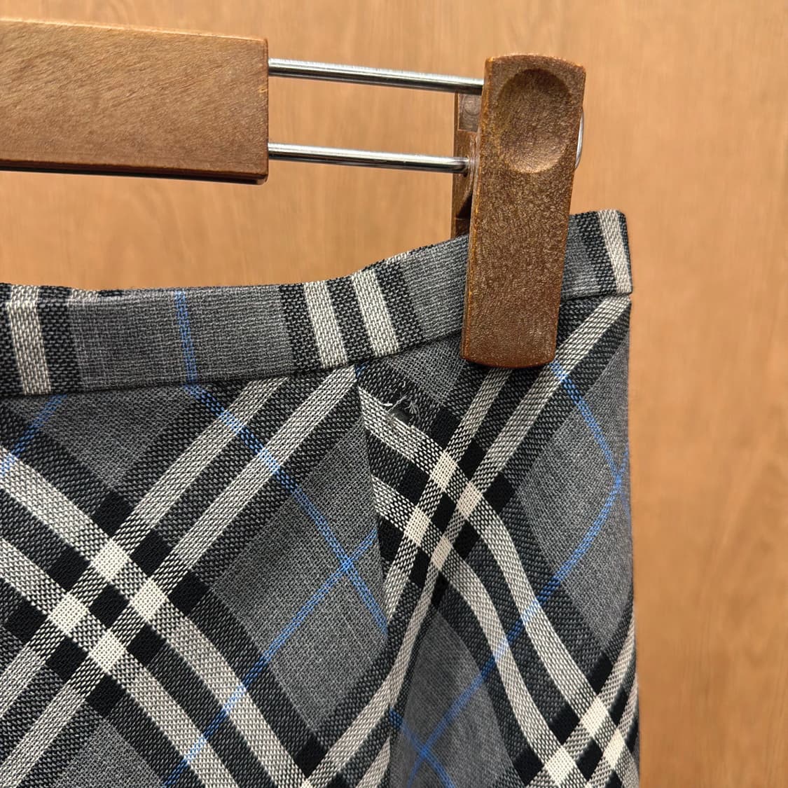 버버리 울 미디 스커트 노바 체크 패턴 디테일 A라인 차콜 그레이 상품이미지9