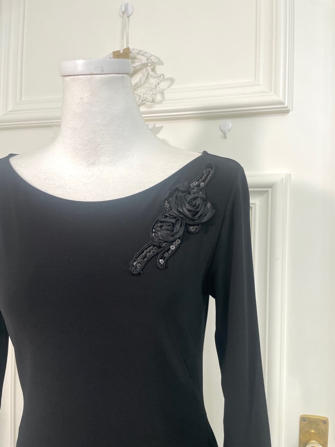 black rose detail ruffle side slit top 상품이미지7