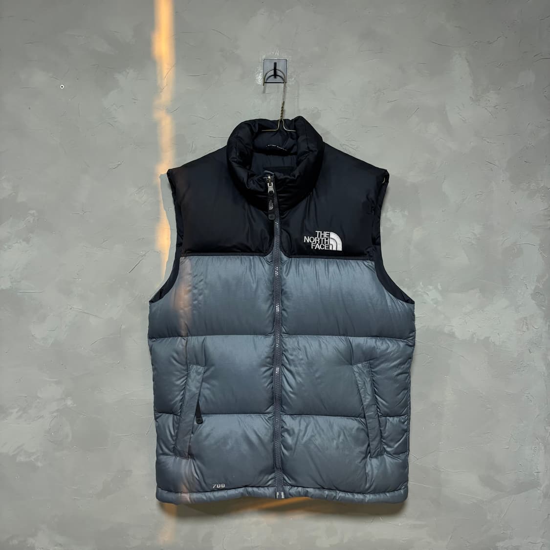노스페이스 700 눕시 구스다운 패딩조끼 그레이 상품이미지1