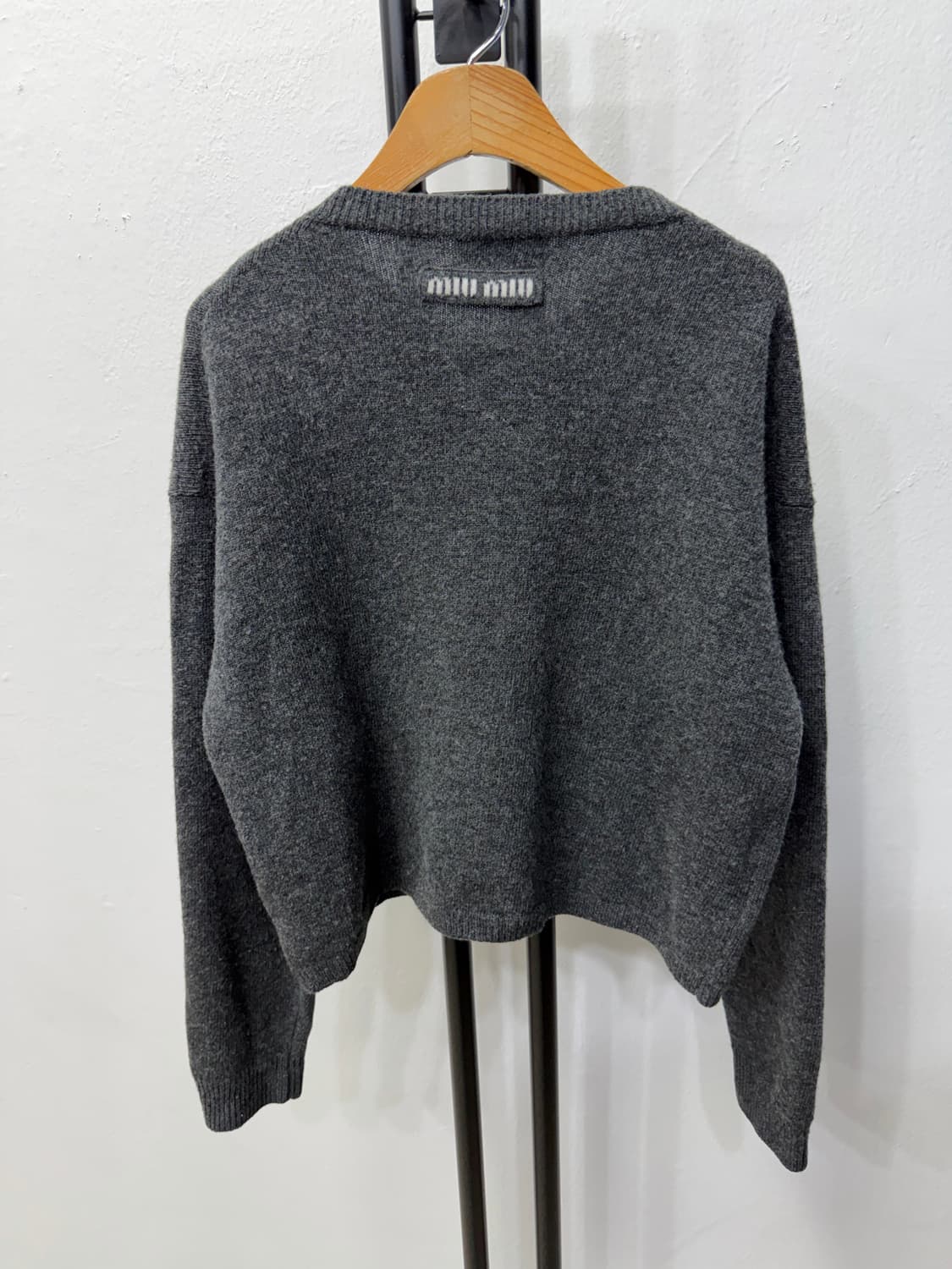 정품) 미우미우 신형 여성 백로고 그레이 가디건 40 상품이미지3