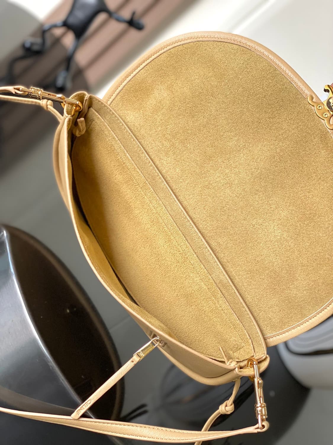 Celine 정품리틀 하프 문 소프트 트리옹프 - 서플 샤이니 램스킨 상품이미지4