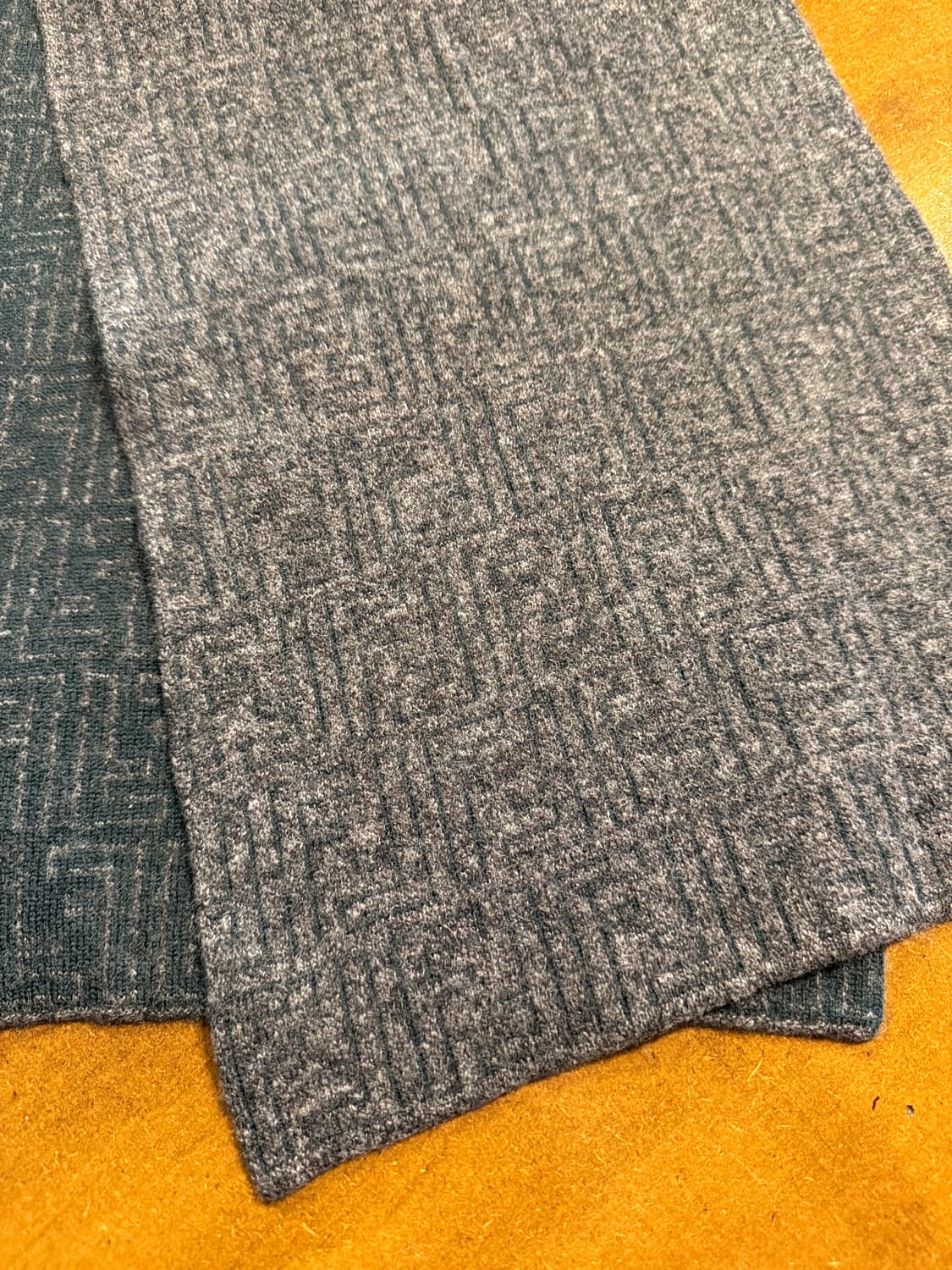 펜디 주카 리버시블 울 머플러 그레이 딥그린 상품이미지3