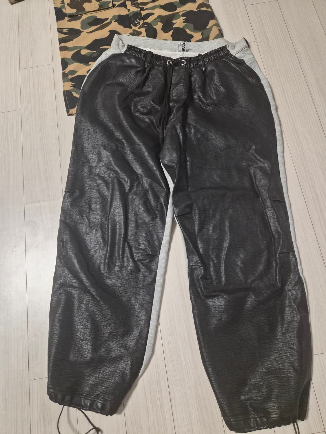 OUR ROOM (유니크) 앞면 레더 & 뒷면 쭈리 믹스 와이드 팬츠 상품이미지2