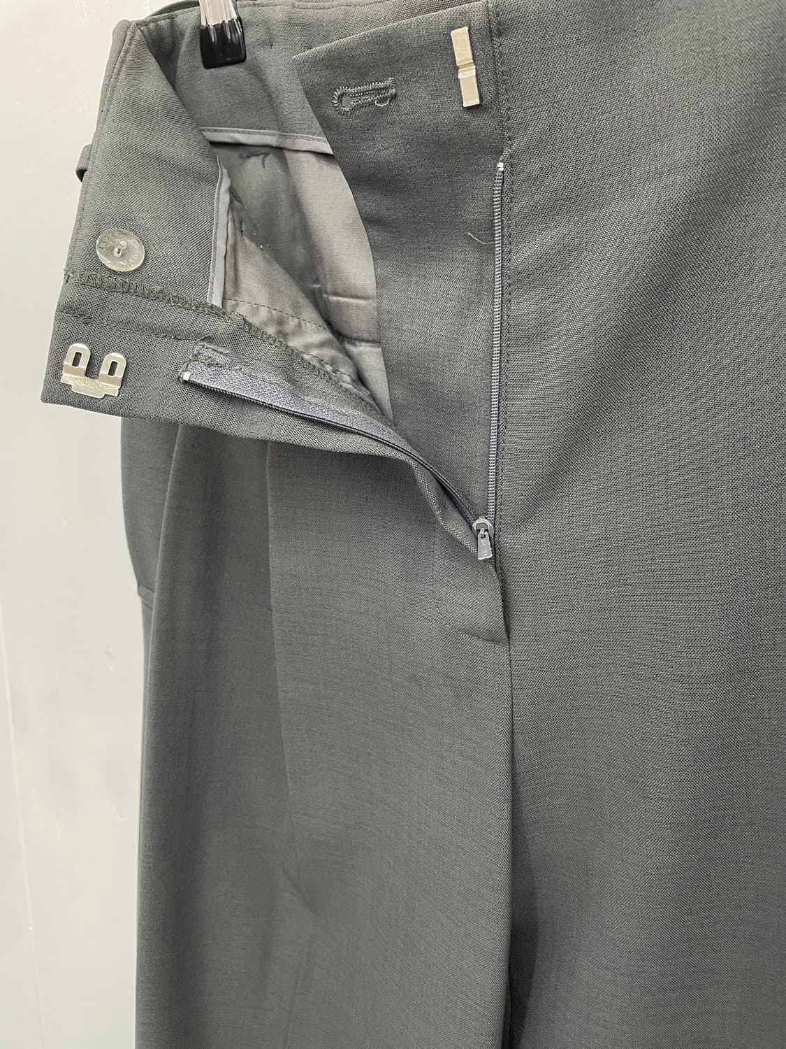 그로브(GROVE) 백버튼 핀턱 턴업 슬랙스 차콜 상품이미지3