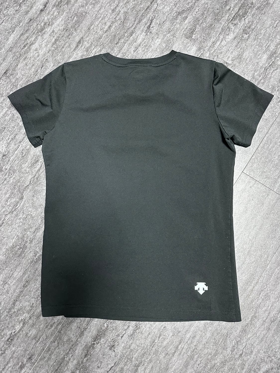 데상트 블랙 기능성 티셔츠 90 상품이미지3