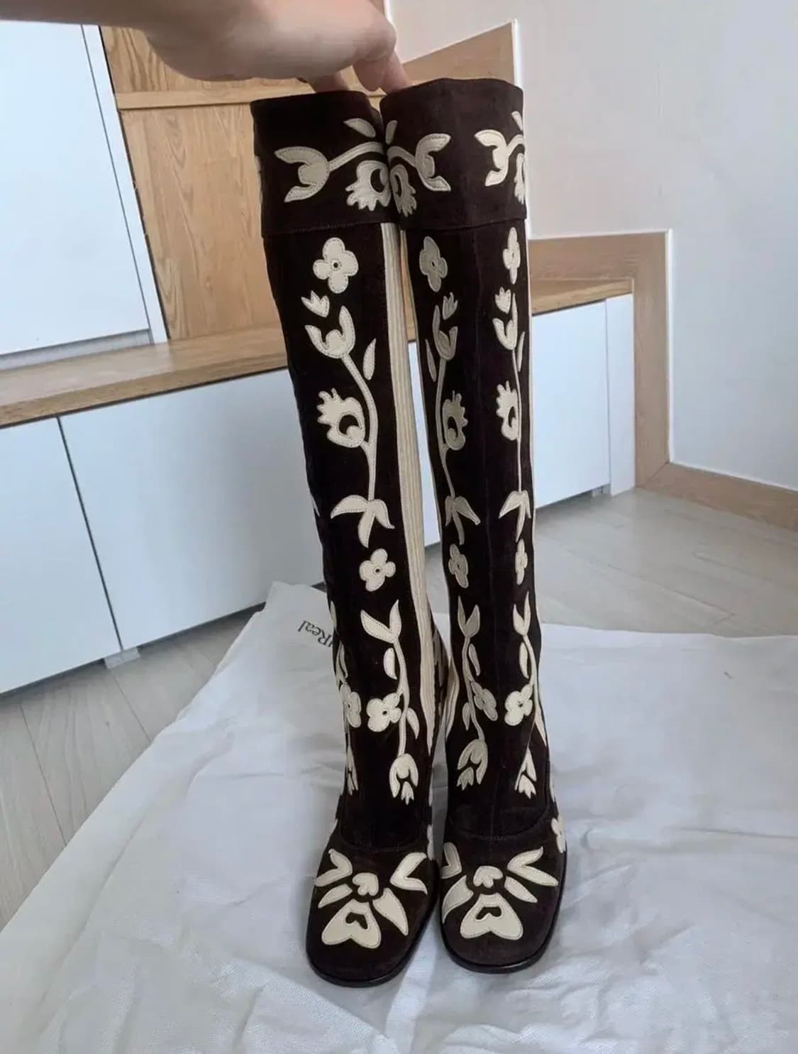 Dolce&Gabbana 돌체앤가바나 스웨이드 플로럴 니하이 부츠 상품이미지2