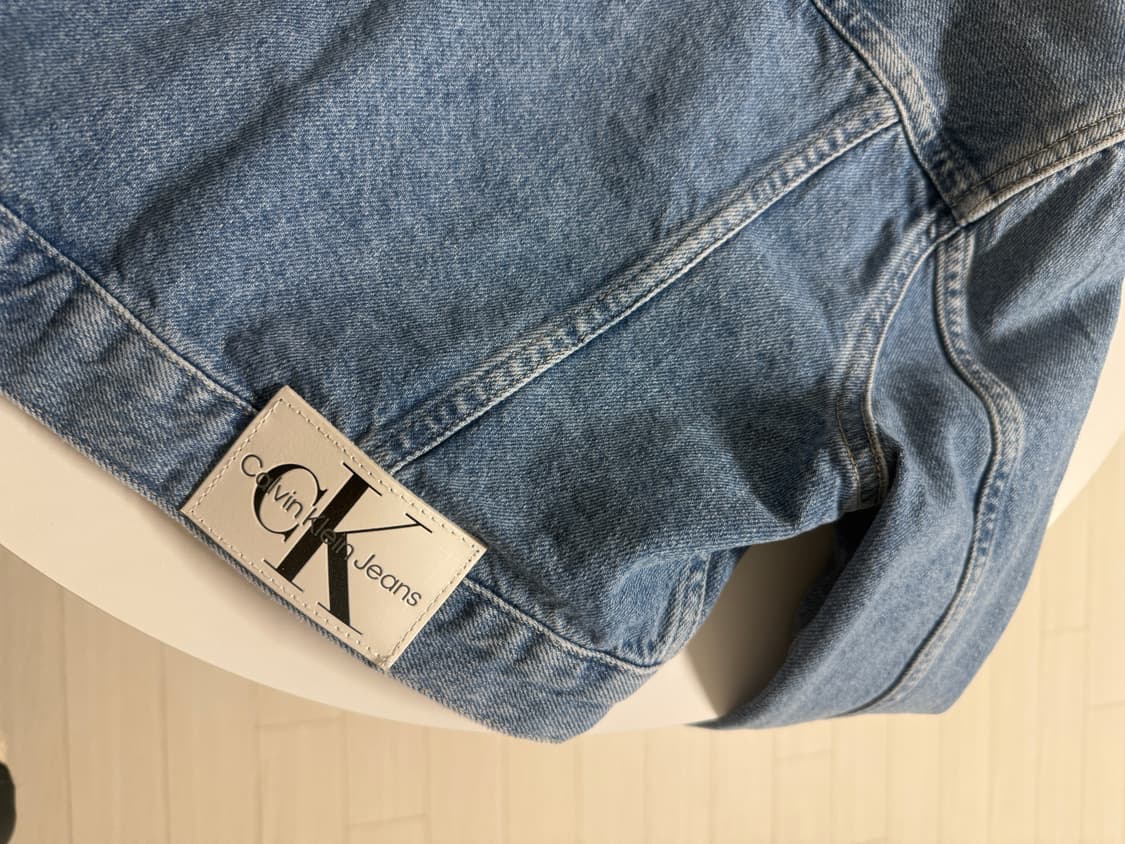 제니 착용 CK 미드블루 크롭 90s 데님 재킷 J220658 상품이미지3
