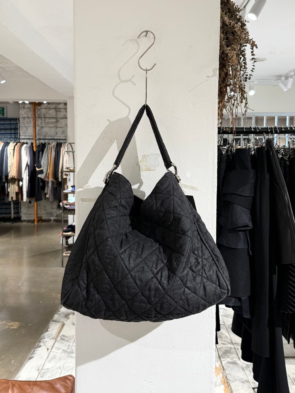 샤넬 블랙 퀼팅 패브릭 라지 호보 숄더백 상품이미지2