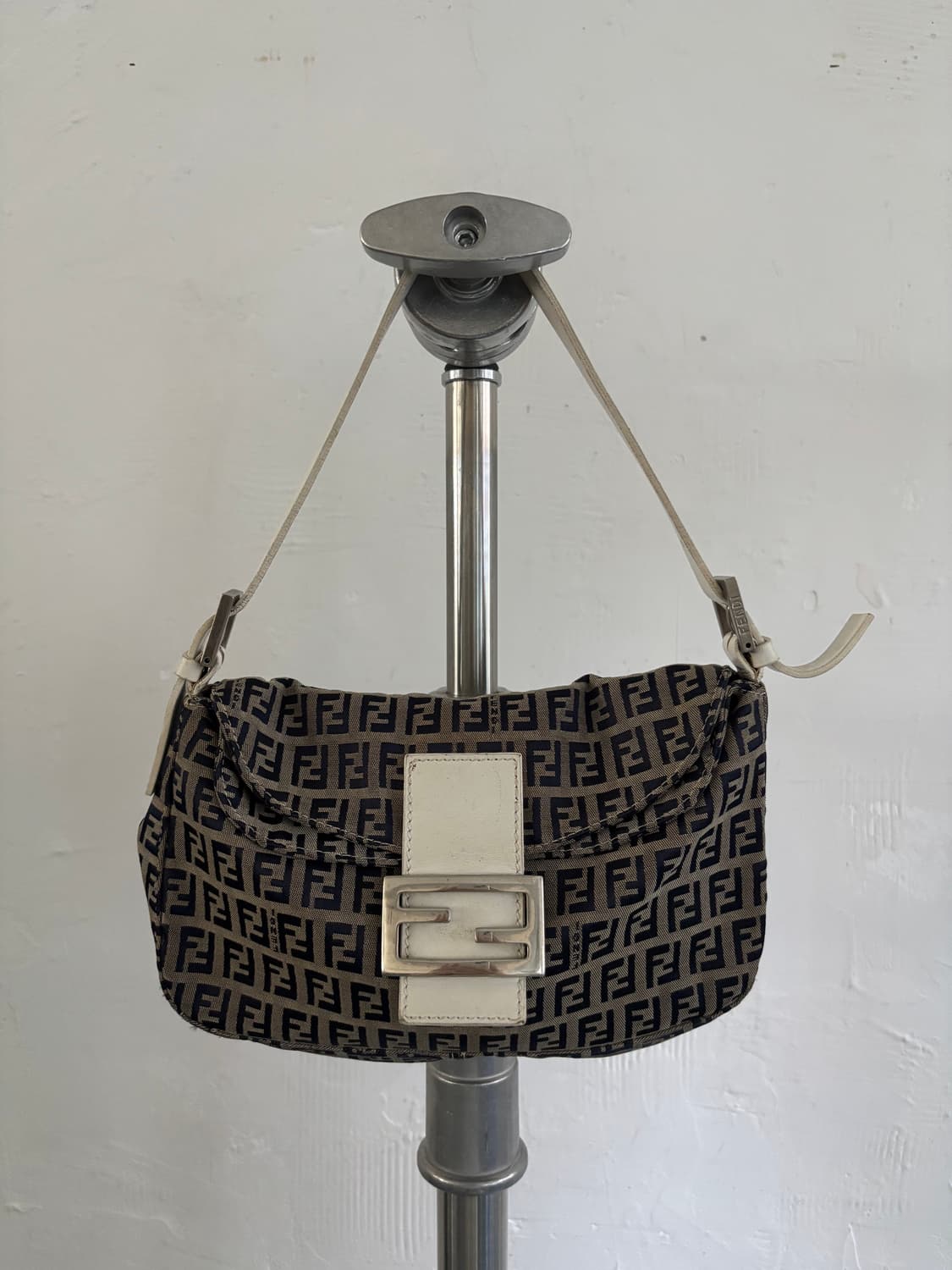 Fendi 펜디 FF 로고 아이보리 버클 미니 숄더백 상품이미지1