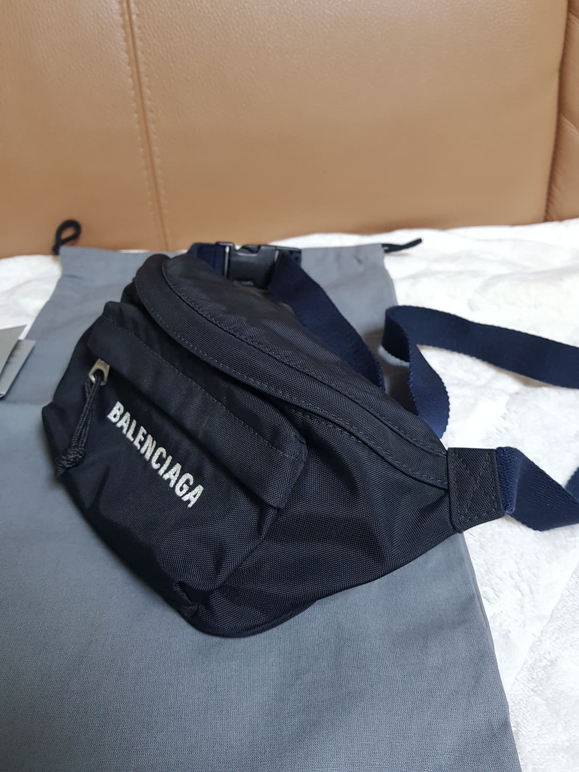 발렌시아가 휠 스몰 벨트백 힙색 블랙 상품이미지4