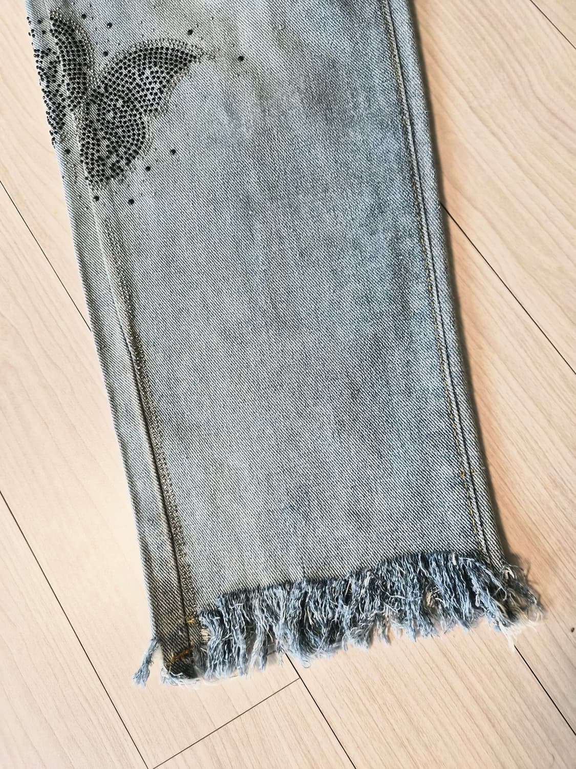 유니크한 큐빅 나비 포인트 연청 청바지 판매합니다 상품이미지4