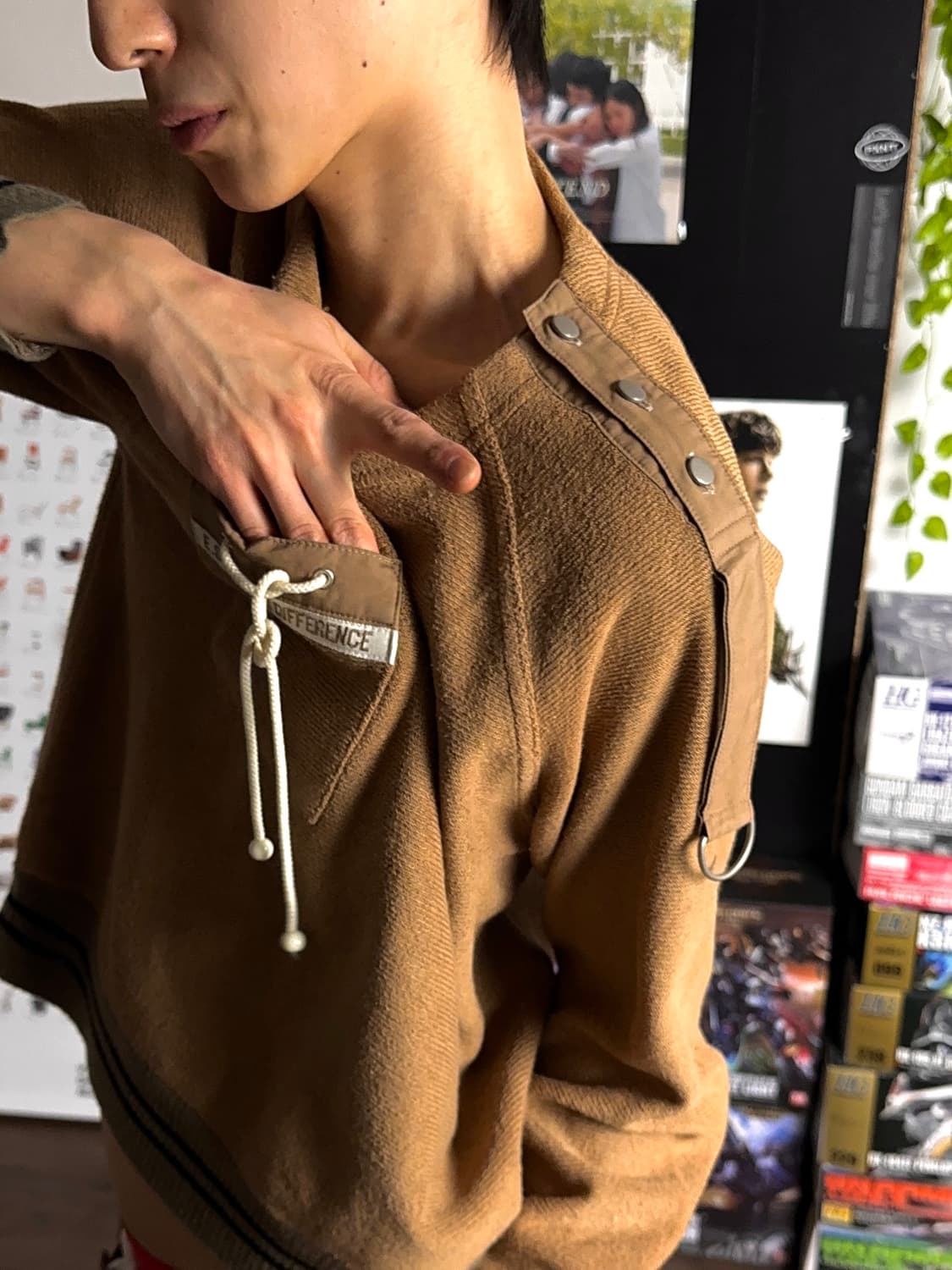 Leiliam 오프닝 숄더 디테일 스웻 셔츠 상품이미지4