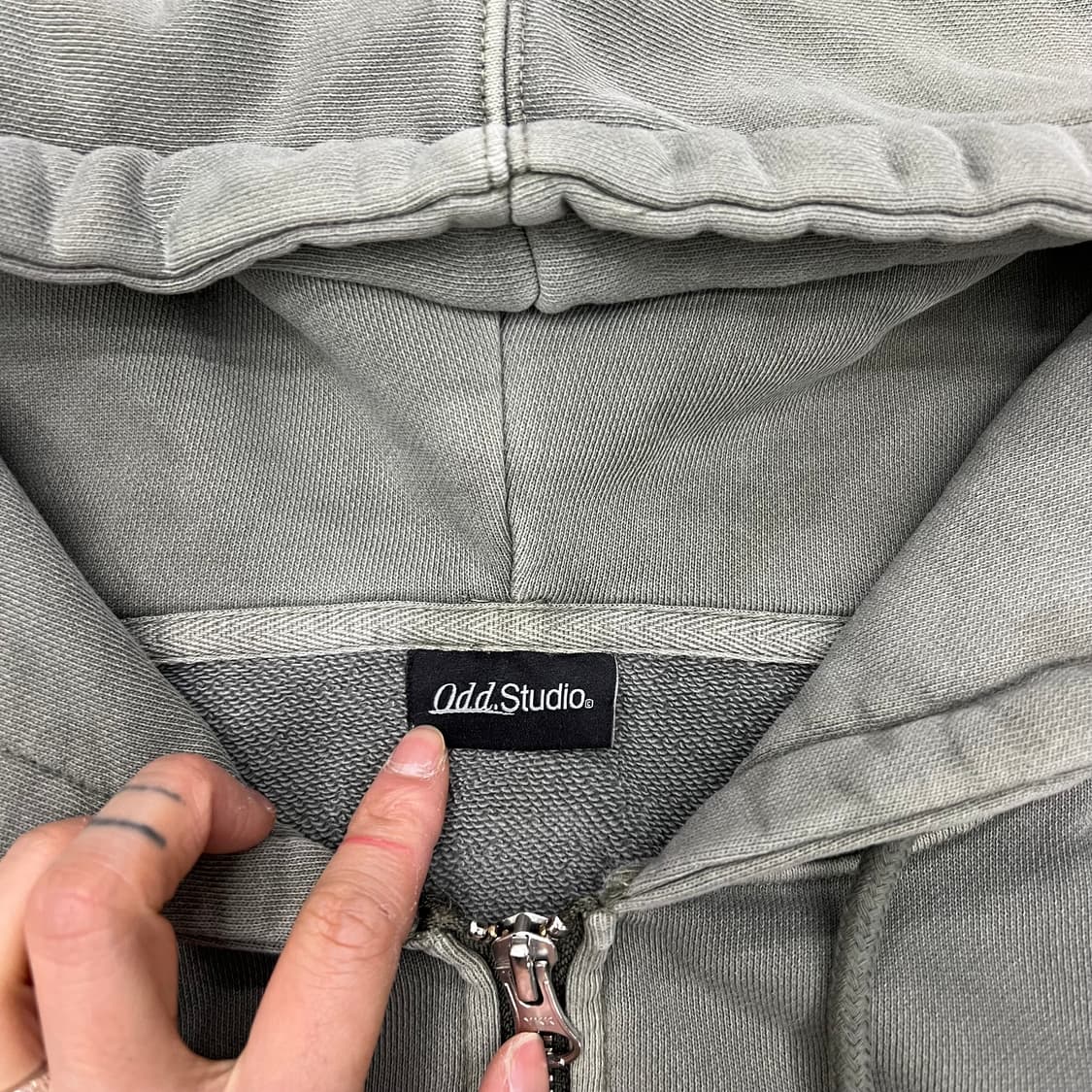 착샷O 오드스튜디오 카키 후드집업 상품이미지2