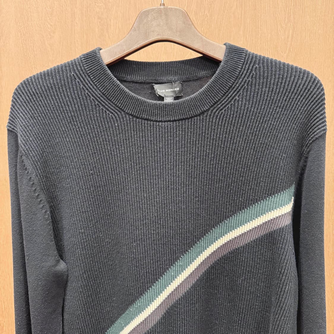 클럽 모나코 라운드넥 긴팔 골지 조직 배색 사선 라인 디테일 블랙 상품이미지4