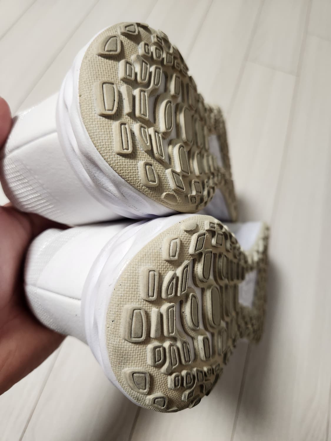 나이키 레볼루션 6 넥스트 네이처 사이즈265 DC3728-102

 상품이미지7