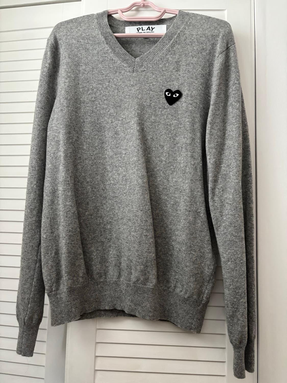플레이 꼼데가르송 블랙 하트 브이넥 스웨터 라이트 그레이 상품이미지1