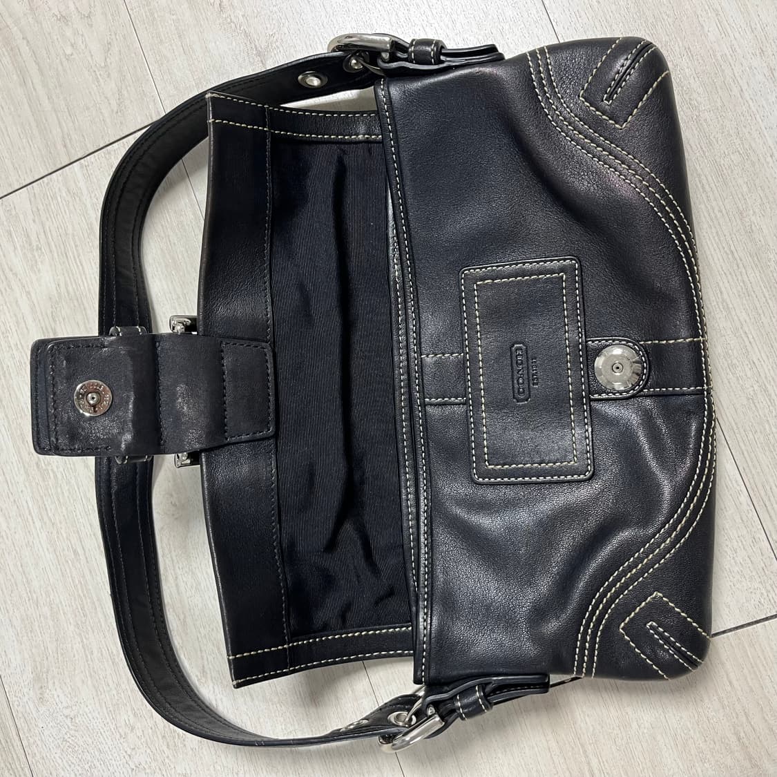 코치 빈티지 블랙 버클 레더 숄더백 상품이미지4