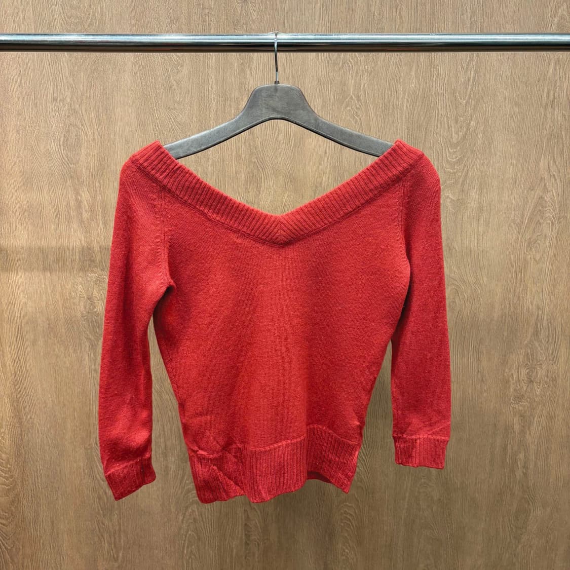 버버리 블루 라벨 오프숄더 긴팔 니트 로고 자수 디테일 레귤러핏 레드 상품이미지4