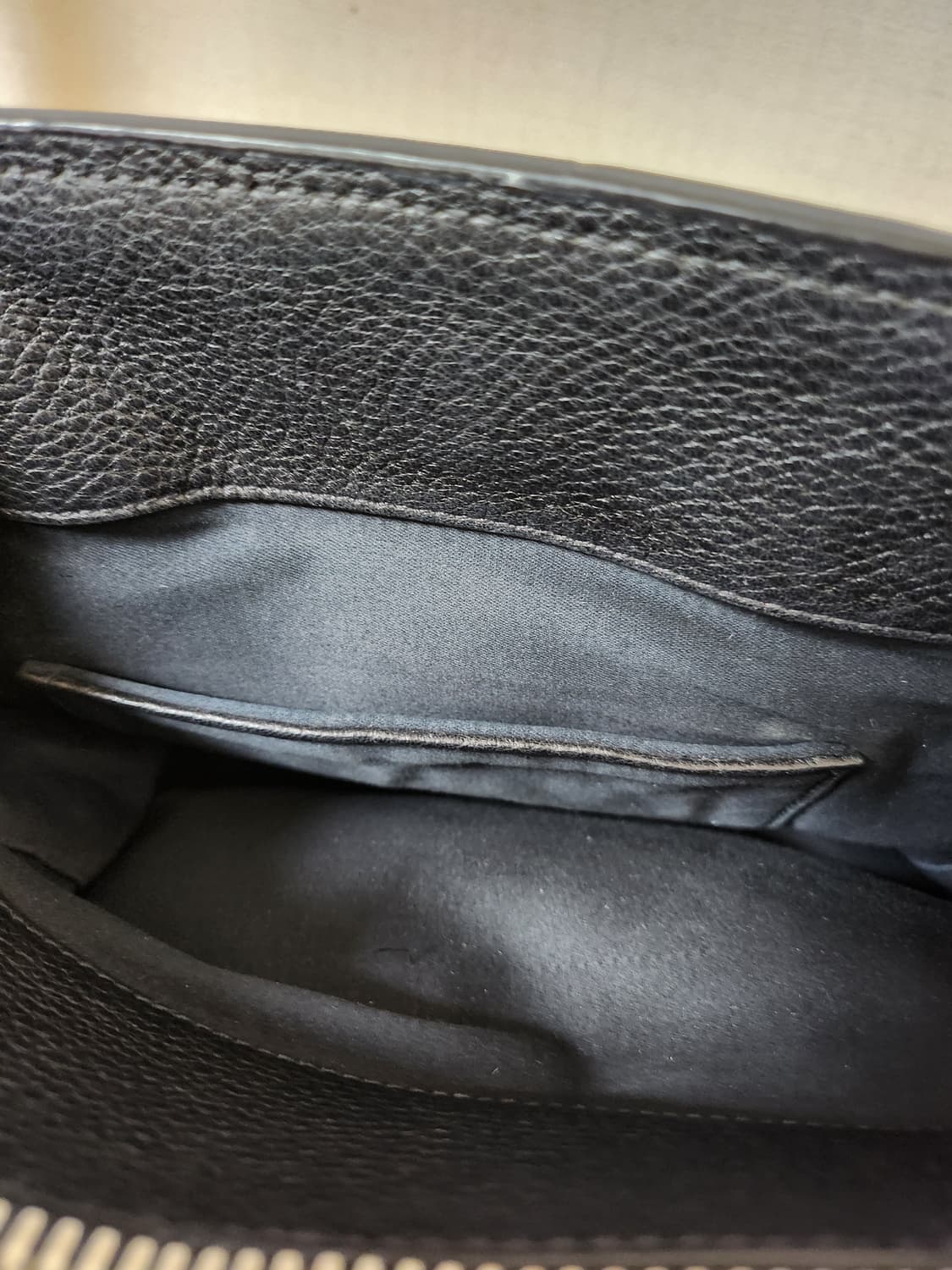 미우미우 블랙 가죽 토트백 정품 상품이미지8