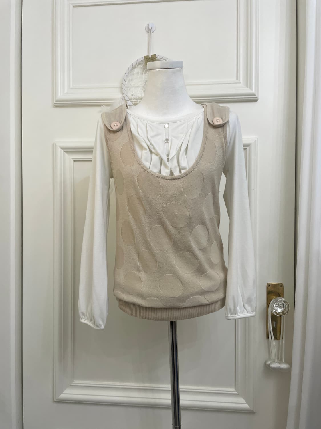 white ruffle point puff sleeve top&beige 상품이미지1