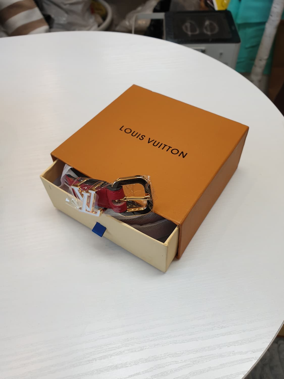 루이비통 여성 화이트 버클 레드 벨트 새상품✅️ 상품이미지2