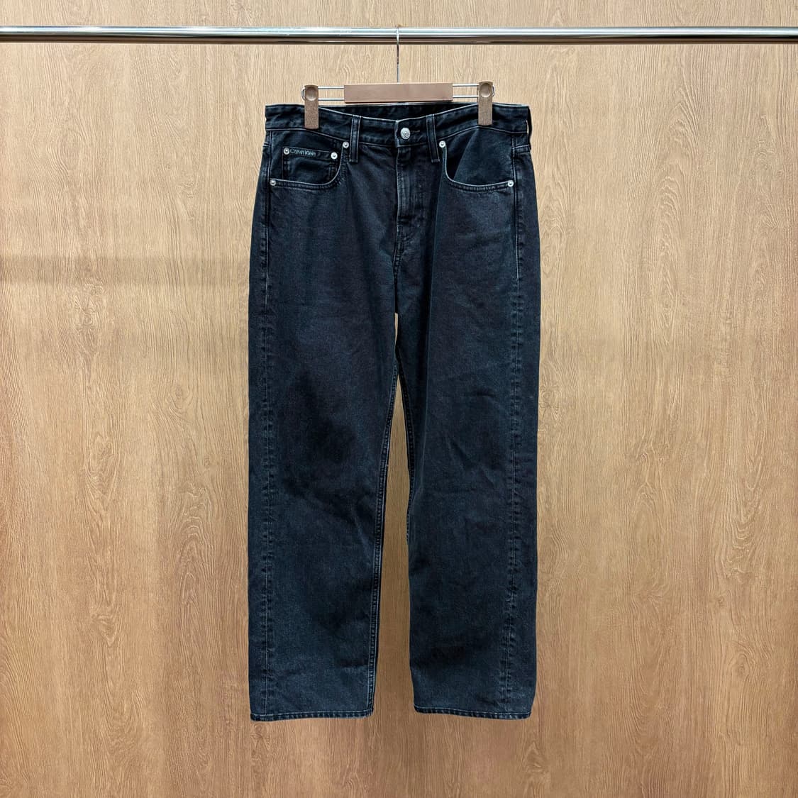 캘빈클라인 데님 팬츠 워치 포켓 밴딩 로고 백 포켓 디테일 레귤러핏 흑청 상품이미지2