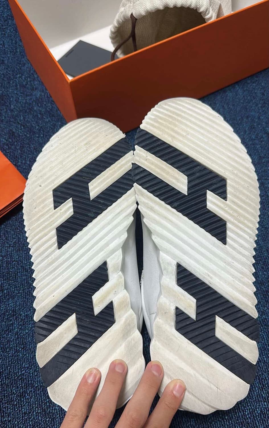 에르메스 바운싱 블랑 스웨이드 스니커즈 41.5 상품이미지2