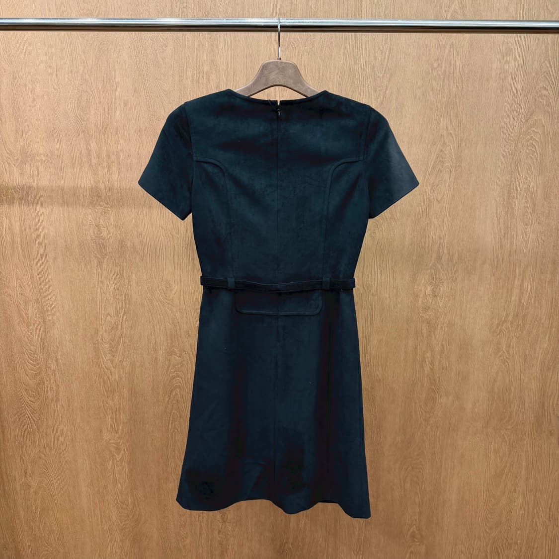 꾸레쥬 반팔 미디 원피스 벨트 포인트 라운드넥 스웨이드 디테일 블랙 상품이미지3