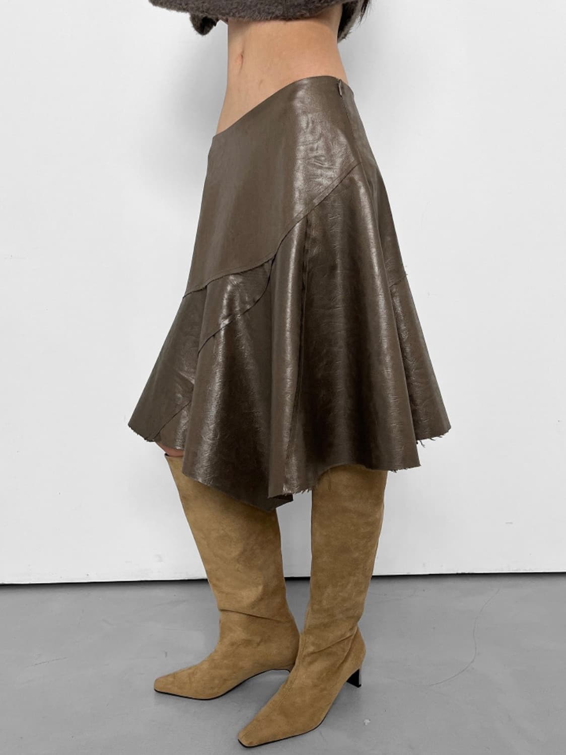 [택포] ASYMMETRIC FAUX LEATHER SKIRT KHAKI 상품이미지1