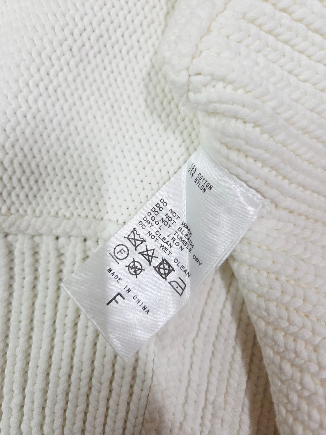 조널 스탠다드 화이트 오버 숄 스타일 크롭 니트 상품이미지6