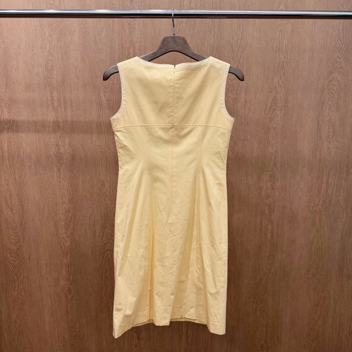 꾸레쥬 라운드넥 슬리브리스 미디 원피스 레이스업 스트랩 디테일 옐로우 상품이미지3