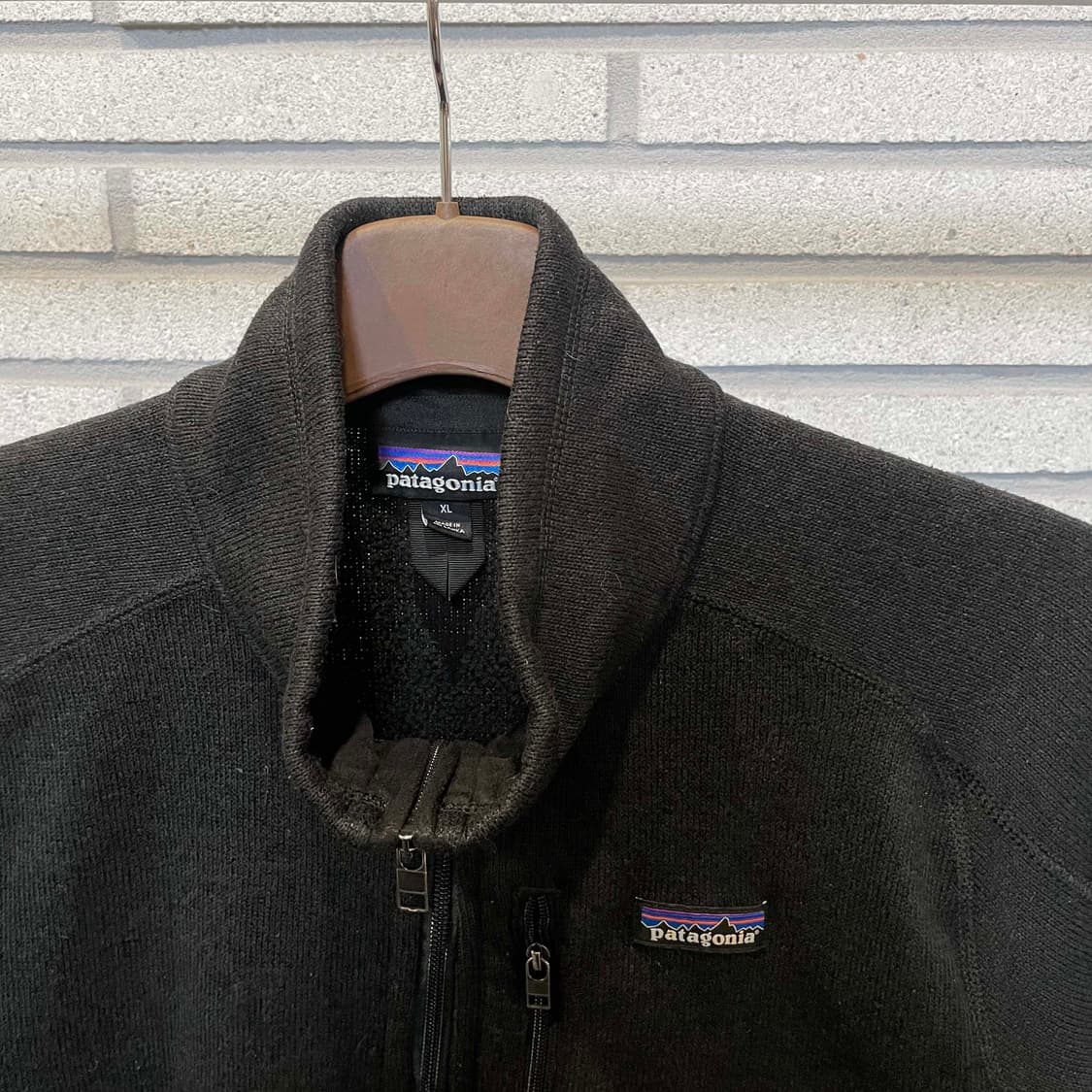 파타고니아 베터 스웨터 집업 자켓 하이넥 쓰리포켓 로고 디테일 블랙 상품이미지6