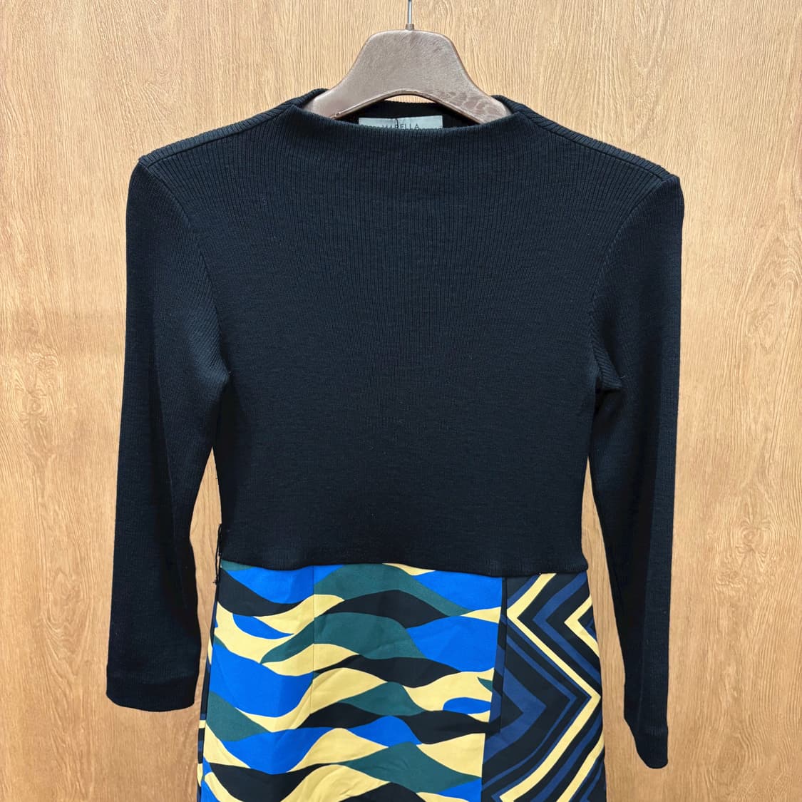 마렐라 니트 미디 원피스 블루 기하학 패턴 배색 사이드 지퍼 디테일 블랙 상품이미지4