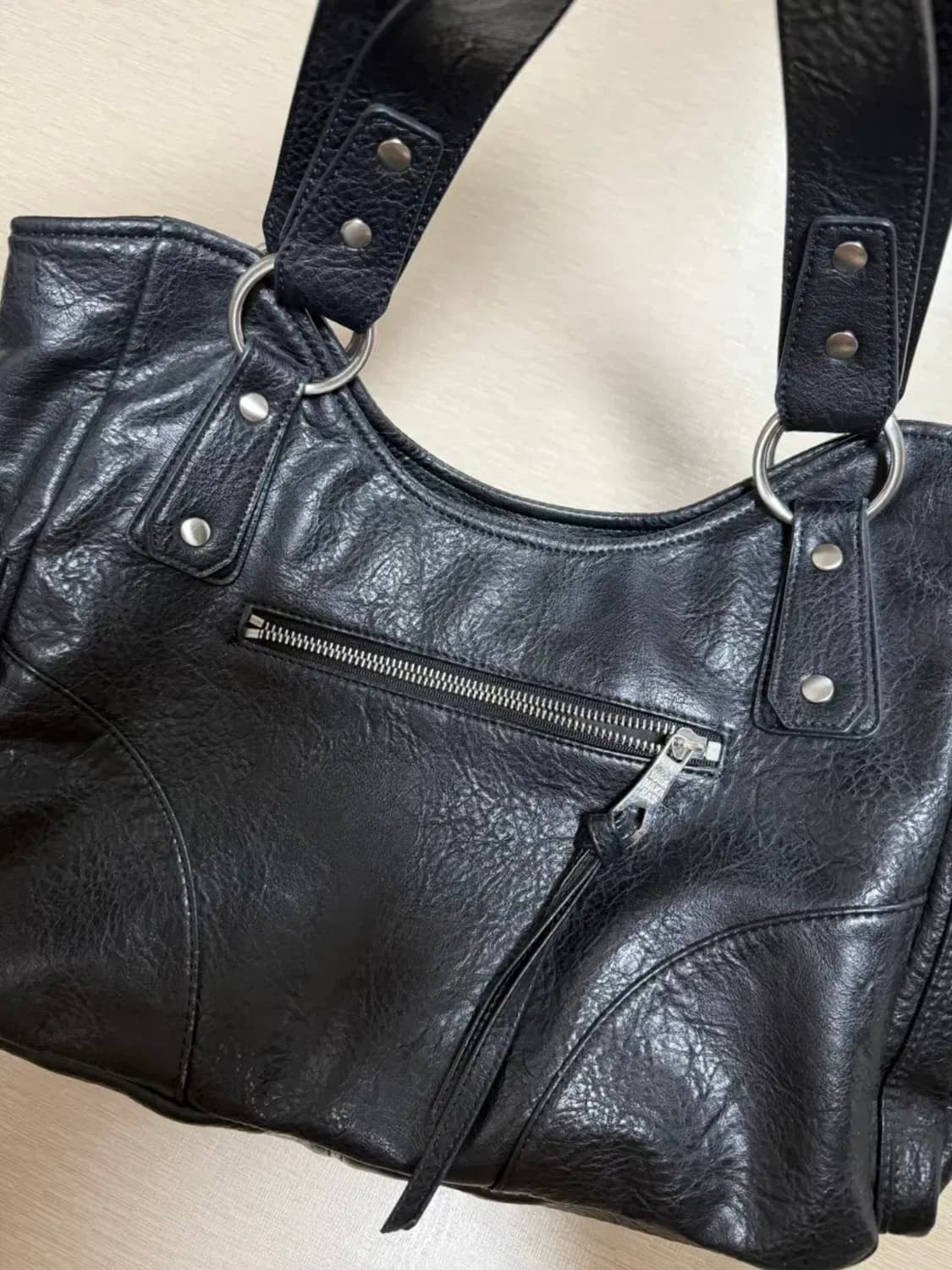 이우카마카라스 스터드 가죽 숄더백 Studded Leather 상품이미지3