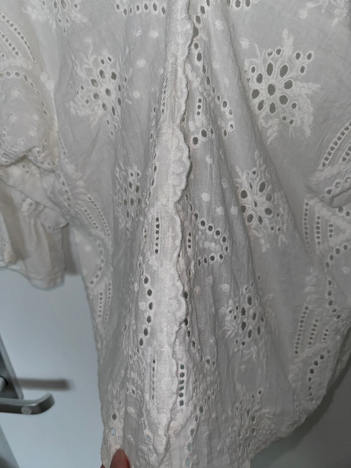White Eyelet Lace Bell Sleeve Blouse 상품이미지3