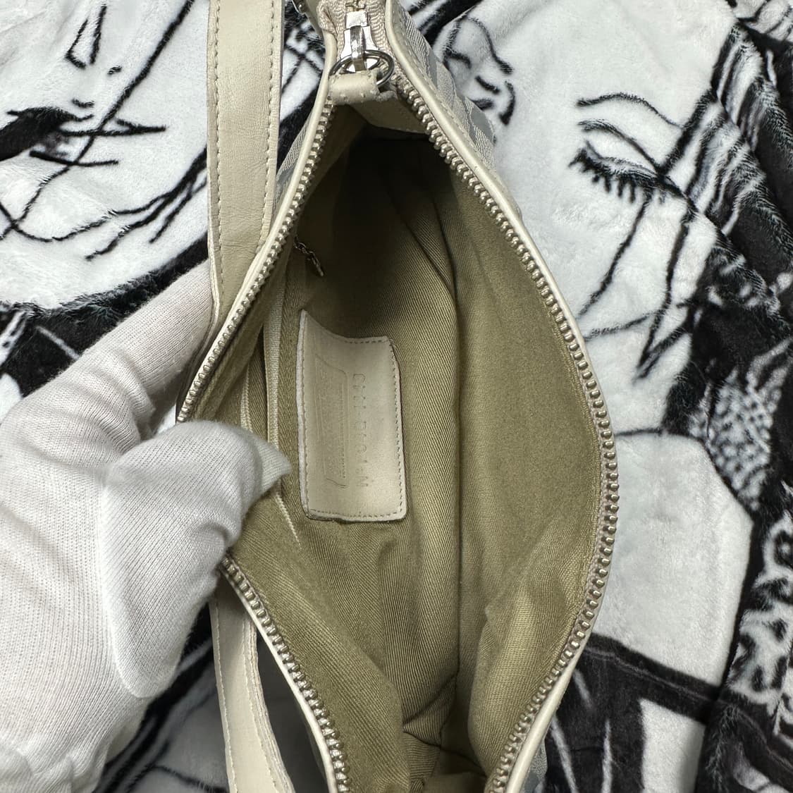 코치 시그니처 캔버스 미니 숄더백 상품이미지4