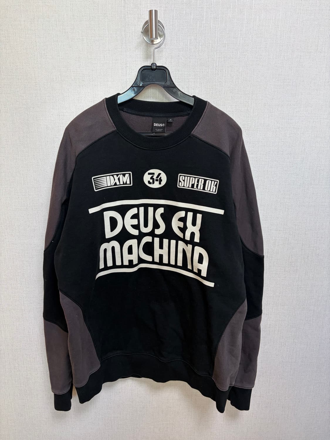 데우스 엑스마키나 맨투맨 상품이미지1