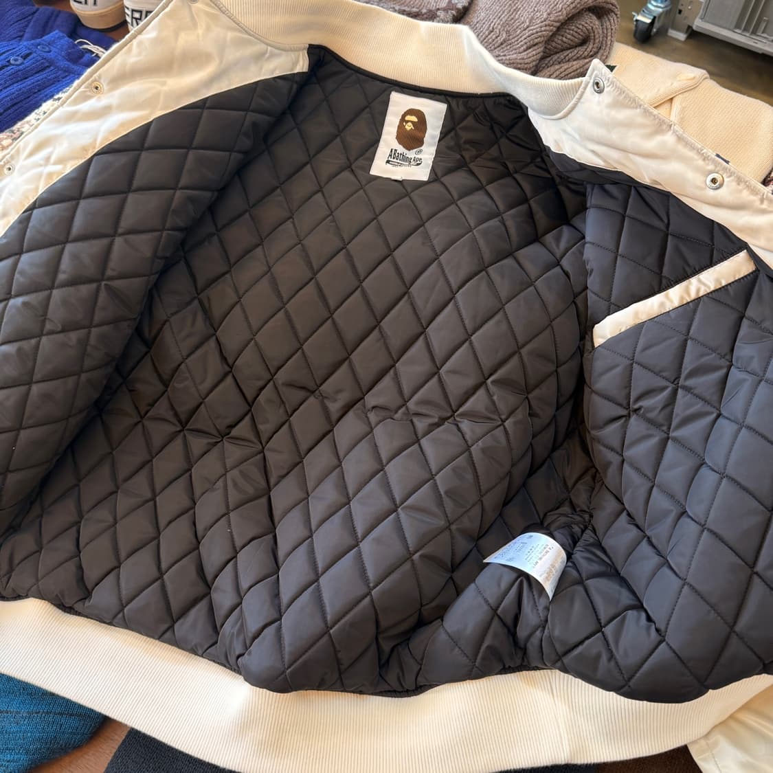 24FW 베이프 솔리드 카모 아이보리 NYC 로고 바시티 자켓 상품이미지9