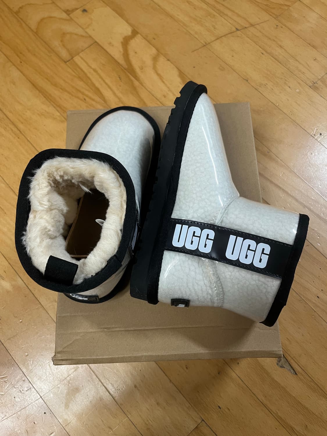 (새상품) 어그 클래식 클리어 미니 부츠 네츄럴 블랙 230 상품이미지3