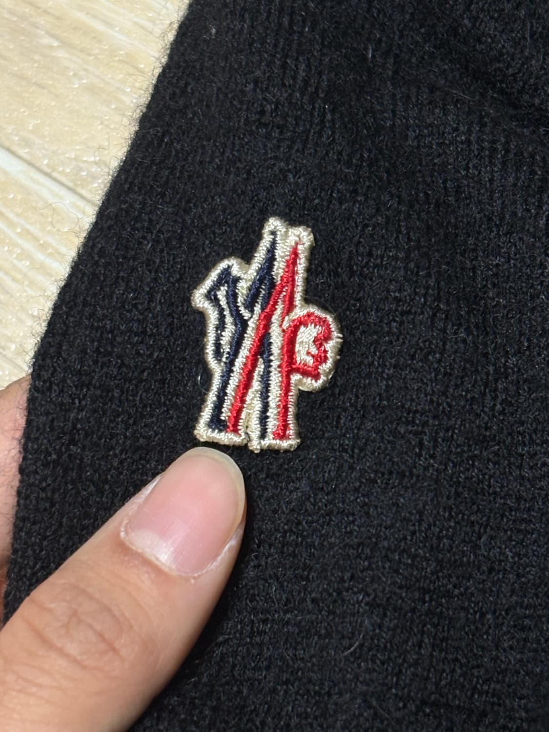 몽클레어 암패치 라운드 니트 티셔츠 상품이미지3