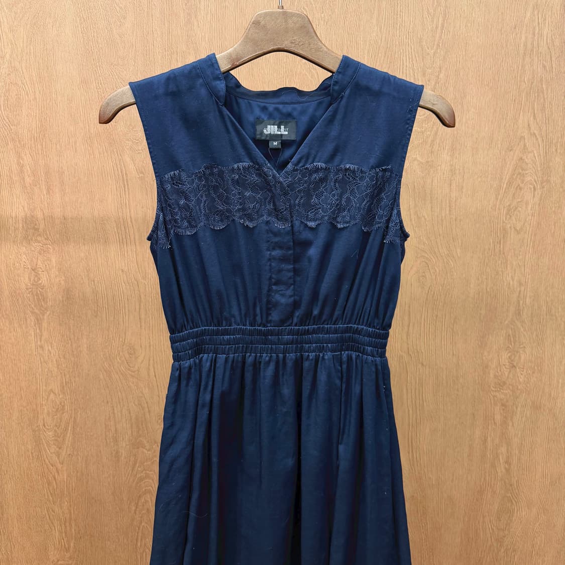 질스튜어트 슬리브리스 브이넥 롱 원피스 레이스 배색 허리 밴딩 네이비 상품이미지4