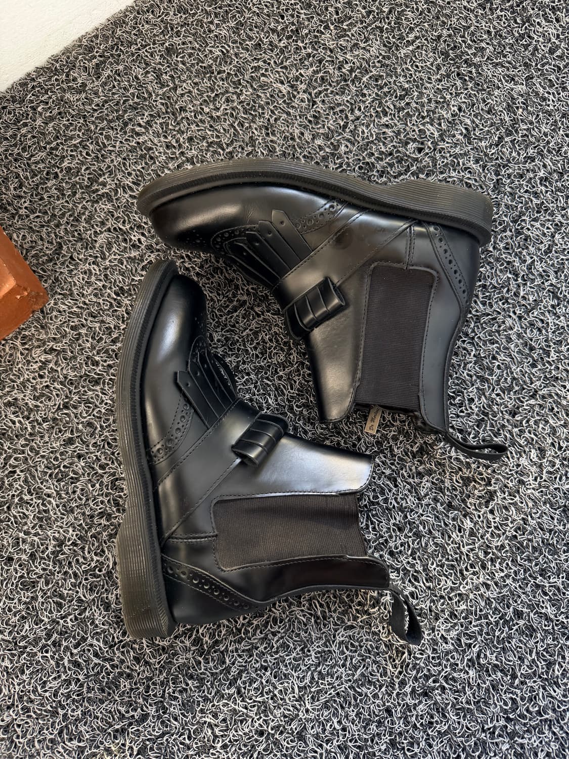 닥터마틴 티나(TINA) 블랙 첼시 부츠 - 브로그 스타일 상품이미지2